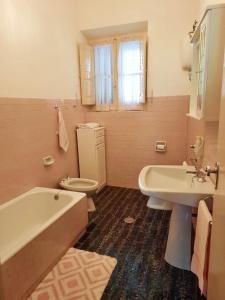 uma casa de banho com uma banheira, um WC e um lavatório. em Nonna Domenica - Casa Vacanze @Gagliano Aterno em Gagliano Aterno
