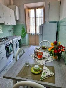 uma cozinha com uma mesa com comida e flores em Nonna Domenica - Casa Vacanze @Gagliano Aterno em Gagliano Aterno