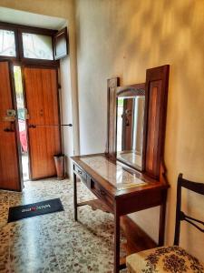 um toucador com um espelho em cima em Nonna Domenica - Casa Vacanze @Gagliano Aterno em Gagliano Aterno