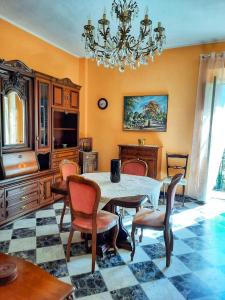 uma sala de jantar com uma mesa e cadeiras e um lustre em Nonna Domenica - Casa Vacanze @Gagliano Aterno em Gagliano Aterno