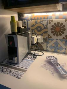 un bancone della cucina con una macchinetta del caffè sopra di Caelum Case Vacanza a Trapani