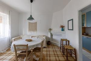 cocina y comedor con mesa y sillas en Dòmo Su Barone, en Galtellì