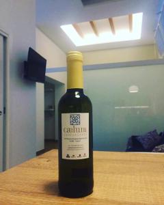 - une bouteille de vin assise sur une table dans l'établissement Caelum Case Vacanza, à Trapani