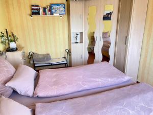 1 dormitorio con 2 camas y 1 silla en Ferienwohnung Beyer Friedrichroda en Friedrichroda