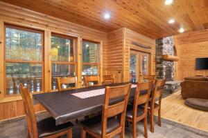 uma sala de jantar com mesa e cadeiras em Svendsen Lodge em Mount Hood