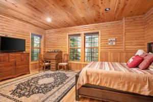 um quarto com uma cama, uma secretária e uma televisão em Svendsen Lodge em Mount Hood