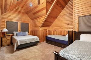 um quarto com 2 camas num chalé de madeira em Svendsen Lodge em Mount Hood