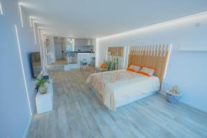 - une chambre avec un lit et un salon dans l'établissement Sea Breeze III, à Caniço
