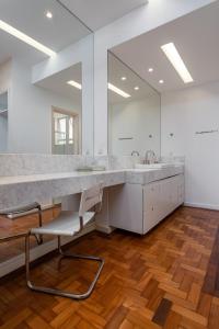 a bathroom with two sinks and a large mirror at 2 minutos da praia de Copacabana - A801 in Rio de Janeiro +43 photos