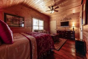 a bedroom with a bed and a ceiling fan at Suite Lookout At The Mentone Mountain View Inn in Mentone