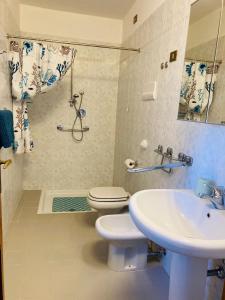 a bathroom with a toilet and a sink at Casa Amelia in Gargnano