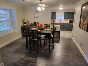 a dining room and kitchen with a table and chairs at 5. Cozy cabin in Guntersville in Guntersville