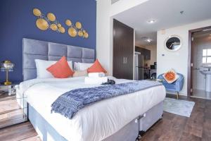 Postel nebo postele na pokoji v ubytování Very cool and stylish apartment!