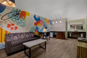 休斯頓的住宿－Signature Inn Houston Galleria，带沙发的客厅和厨房