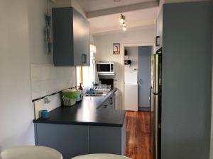 O bucătărie sau chicinetă la Beach Cottage in Ventnor +16 fotografii