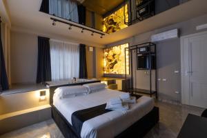 sypialnia z dużym łóżkiem i umywalką w obiekcie Maximum Exclusive Suite & Spa w mieście Palermo