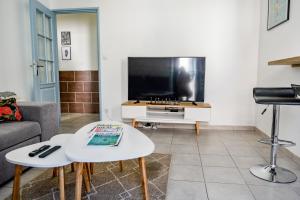 Телевизор и/или развлекательный центр в Flavia - Central, Balcon, Clim - Ajaccio