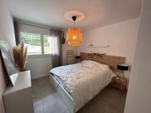 um quarto com uma cama e uma janela em La Garde d'Antoine - Appartement centre ville em La Garde