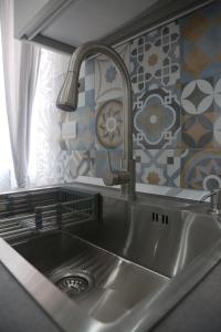 fregadero en una cocina con fregadero en Opera Home Napoli, en Nápoles 47 fotos más