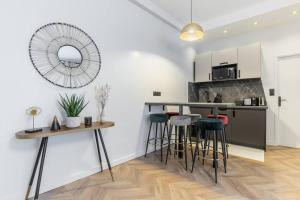 Kuchyňa alebo kuchynka v ubytovaní HSH Saint Lazare-Opéra Calm & Cosy Apartment