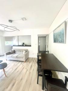 sala de estar con mesa y sofá en Golf Tower Suites & Apartments en Buenos Aires