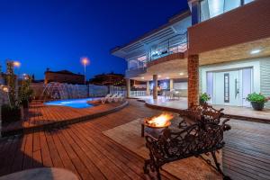 Bazén v ubytování Villa Luxury Rock Tirri nebo v jeho okolí