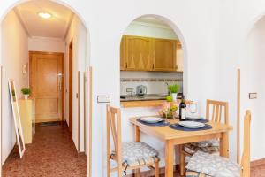 a kitchen and dining room with a table and chairs at Apartamentos Villa Madrid in Torrevieja