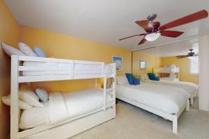 sypialnia z 2 łóżkami piętrowymi i wentylatorem sufitowym w obiekcie Devon Retreat Unit D w mieście San Diego