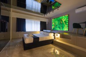 En tv och/eller ett underhållningssystem på Maximum Exclusive Suite & Spa