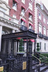 un bâtiment noir avec un panneau indiquant un hôtel dans l'établissement The Eliot Hotel, à Boston