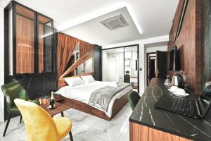 1 dormitorio con 1 cama y escritorio con ordenador portátil en MiM Apartments en Skopje