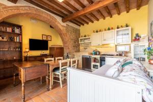 un soggiorno con tavolo e cucina di Il Granaio a Monte San Savino