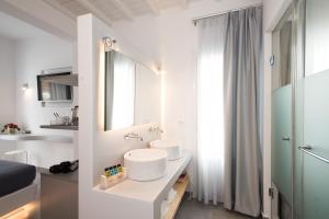 A bathroom at Mina Studios