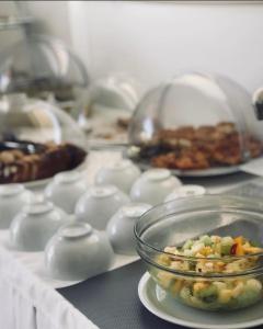 - une table avec un bol de nourriture sur une assiette dans l'établissement Elafonisos Mare, à Elafonisos