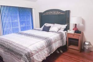 Cozy Balcony apartment in Morningside tesisinde bir odada yatak veya yataklar