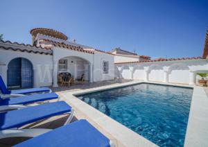 Gallery image of Villa et studio avec piscine - WeHostYou in Empuriabrava