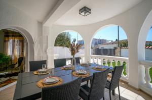 Gallery image of Villa et studio avec piscine - WeHostYou in Empuriabrava
