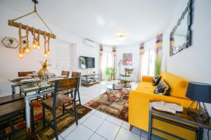 Gallery image of Villa et studio avec piscine - WeHostYou in Empuriabrava