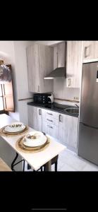 kuchnia ze stołem z dwoma talerzami w obiekcie Central Historic Penthouse w Kordobie +4 zdjęcia