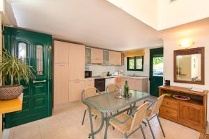 a kitchen with a table and chairs in a room at THERETRA KIOTARI VILLAS in Gennadi