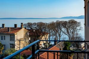 - Balcón con vistas al agua en Sylvia suite@Kantrida en Rijeka