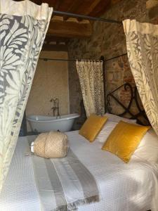 Corte Dei Folletti في لوكّا: غرفة نوم مع سرير وحوض استحمام