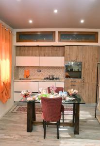 A kitchen or kitchenette at B&B Cava Rossa