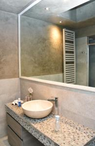 baño con lavabo y espejo grande en B&B Cava Rossa, en Monsummano