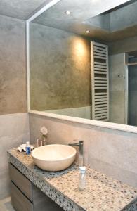 A bathroom at B&B Cava Rossa
