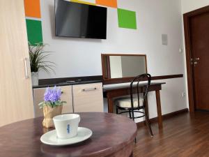 Televízia a/alebo spoločenská miestnosť v ubytovaní Apartamenty i Pokoje Na Letniej