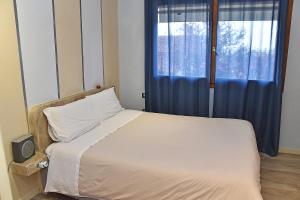 A bed or beds in a room at B&B Cava Rossa
