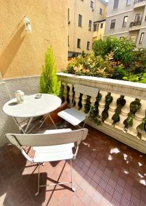 d'un balcon avec une table, deux chaises et une clôture. dans l'établissement Apartment in Brera Milan, à Milan