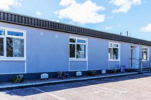 een blauw gebouw met ramen aan de zijkant bij Burrows Lodge in Waterford