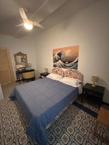 - une chambre avec un lit et une peinture murale dans l'établissement Curpi de Ma, à Bonassola
